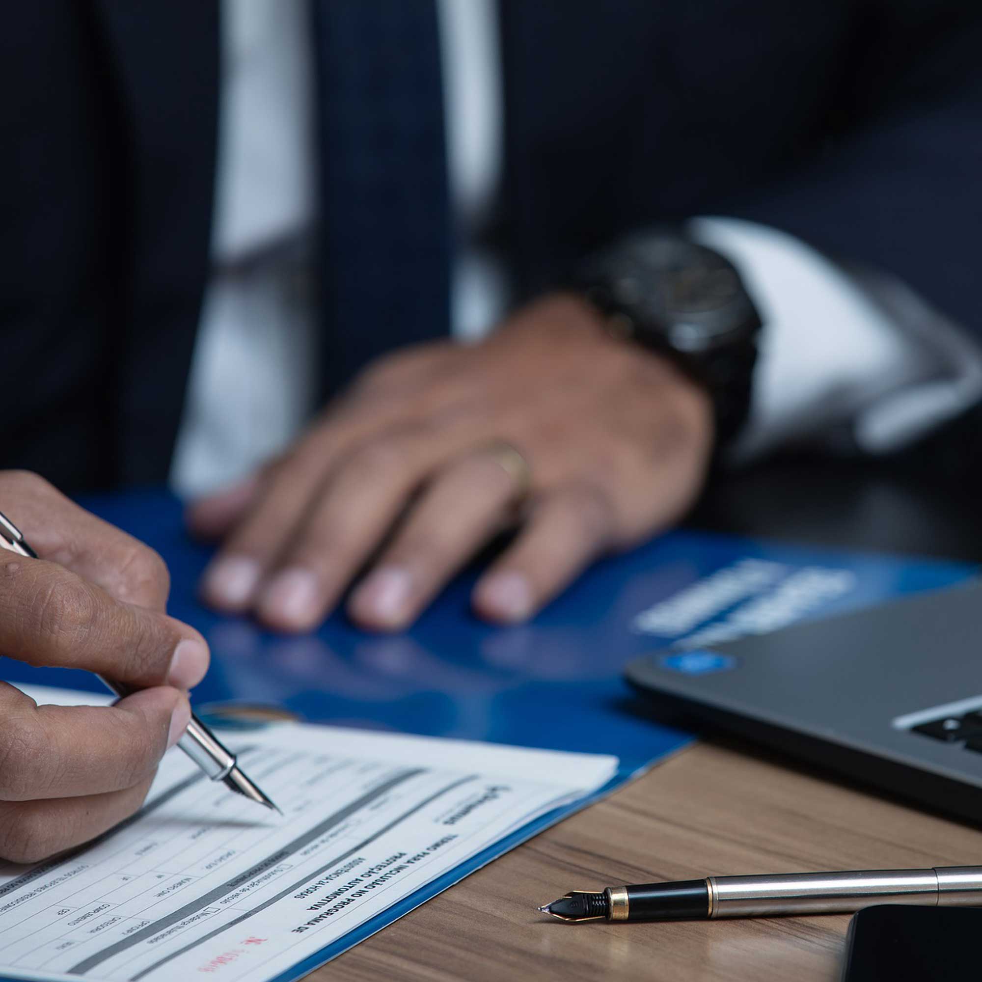 Imagen de un abogado firmando un documento