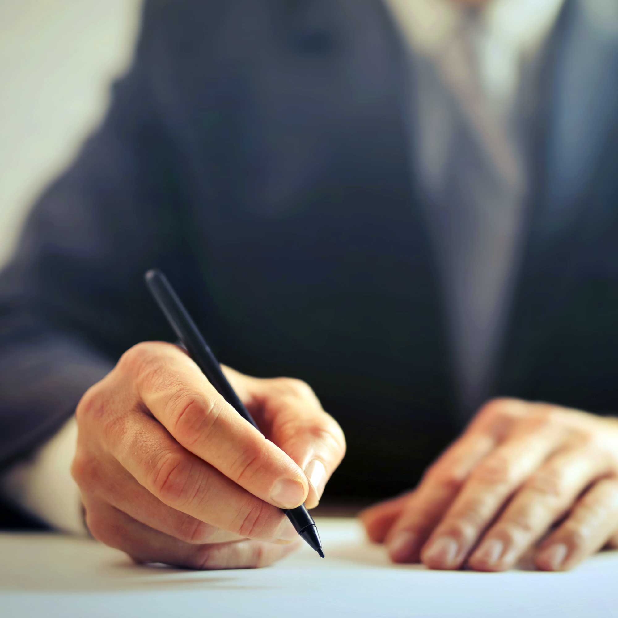 Imagen de un abogado firmando un documento